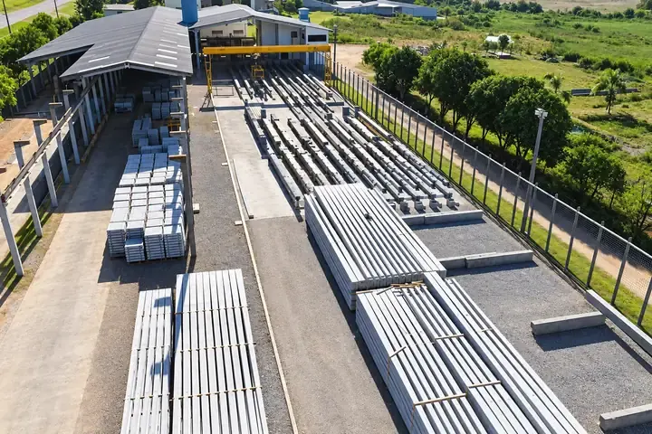Fábrica e postes de concreto